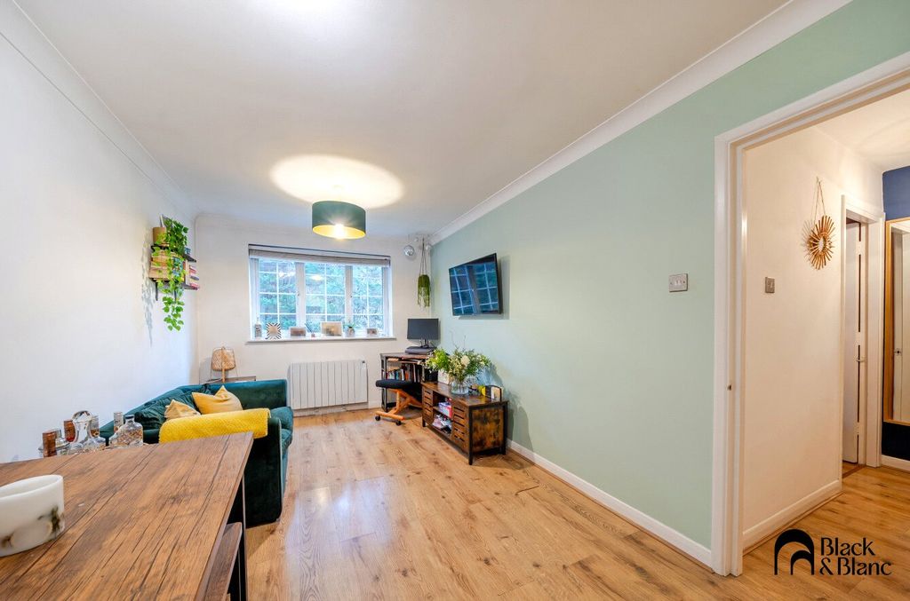 Property photo 3 of 9 Living/ Dining