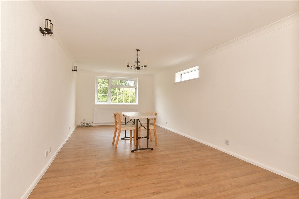 Property photo 3 of 10 Lounge