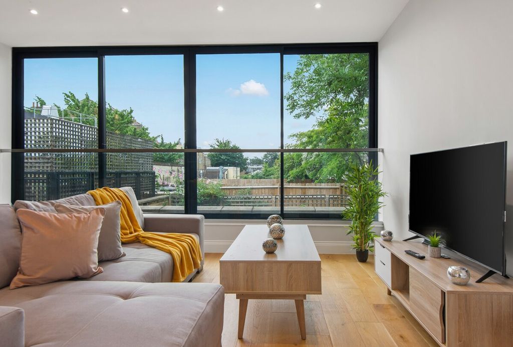 Property photo 1 of 22 Living Room