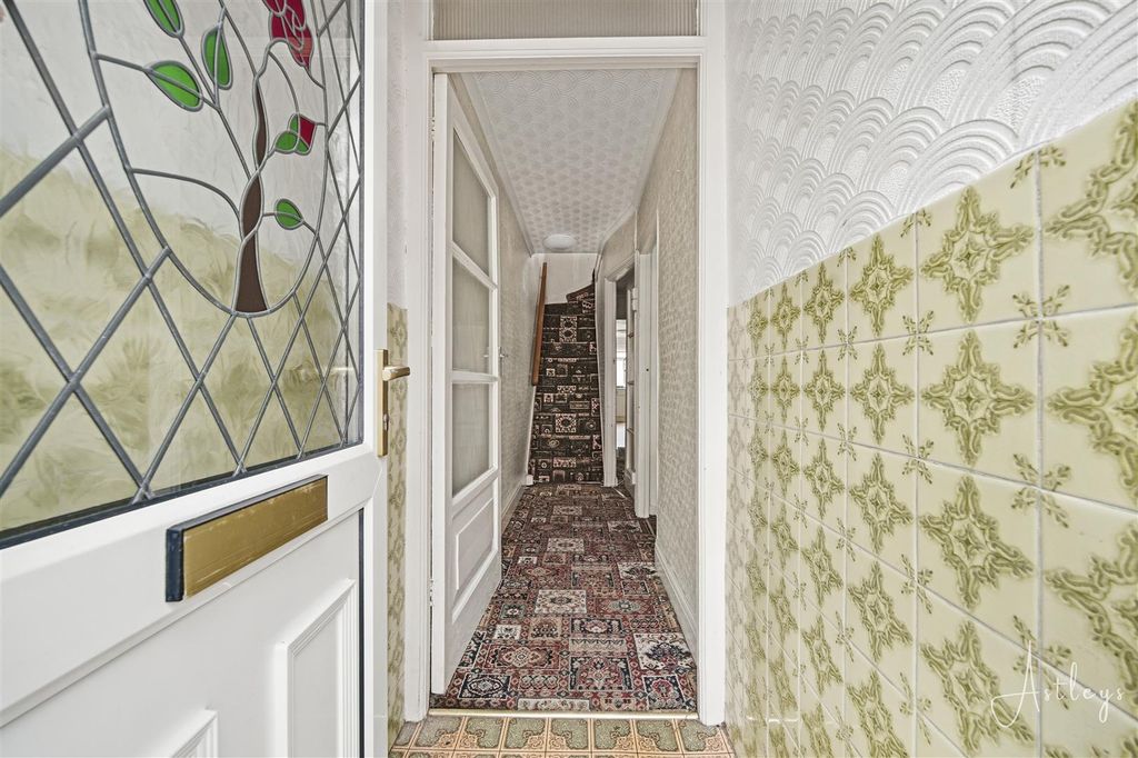 Property photo 2 of 21 Hallway