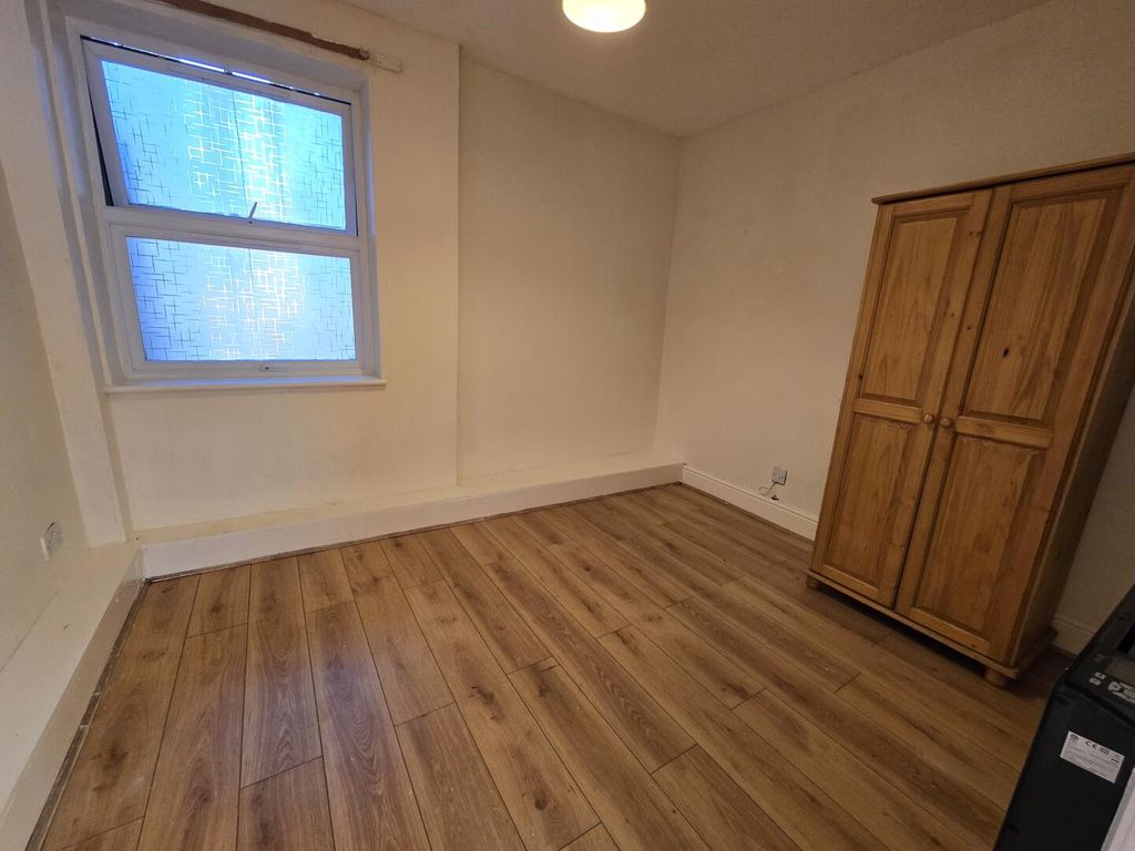 Property photo 3 of 5 Bedroom