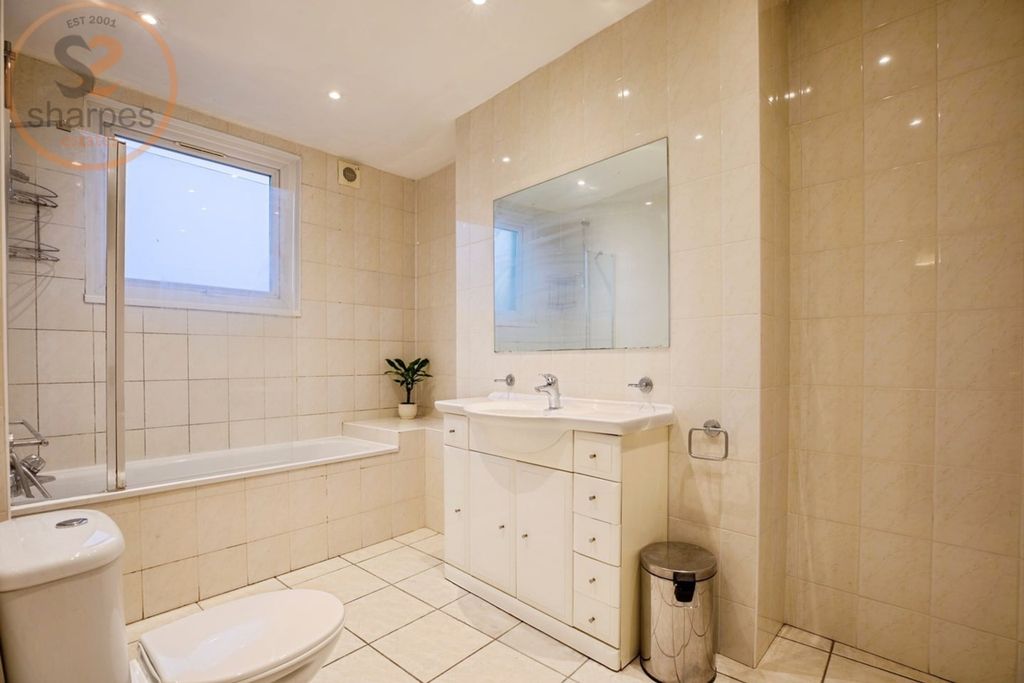 Property photo 2 of 20 Bathroom