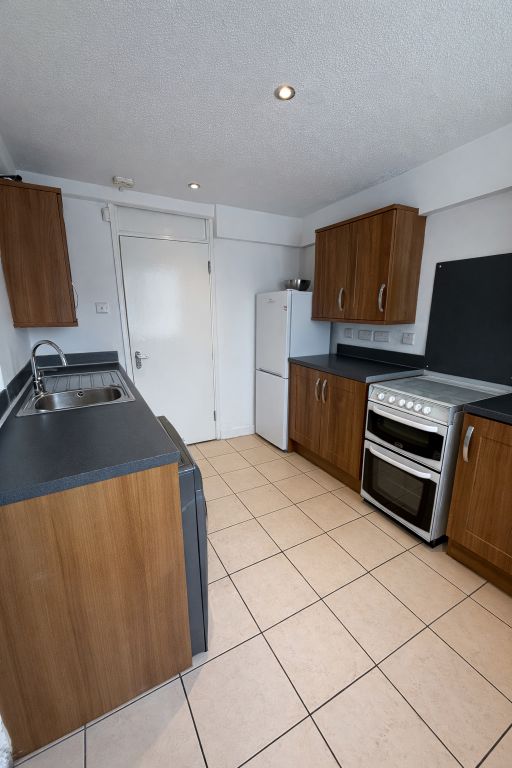 Property photo 3 of 11 Kitchen (2)