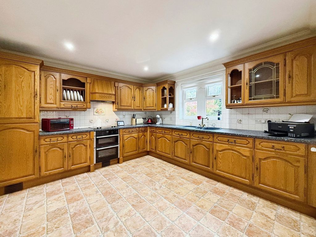Property photo 2 of 33