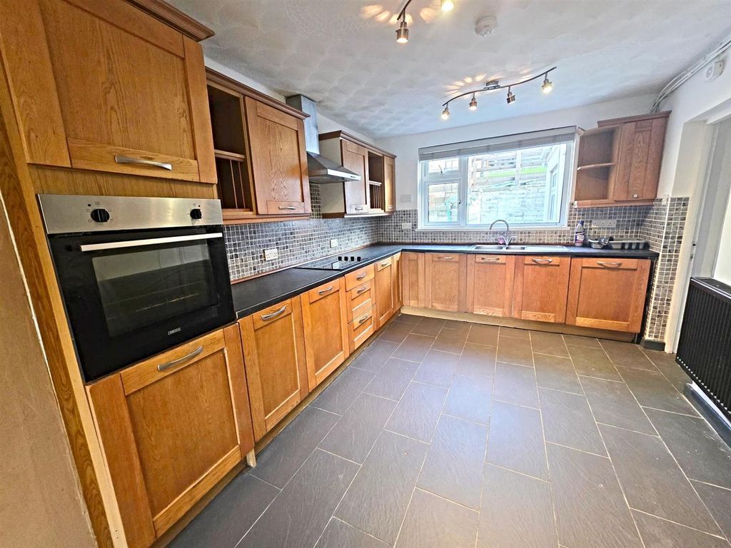 Property photo 3 of 18 Kitchen