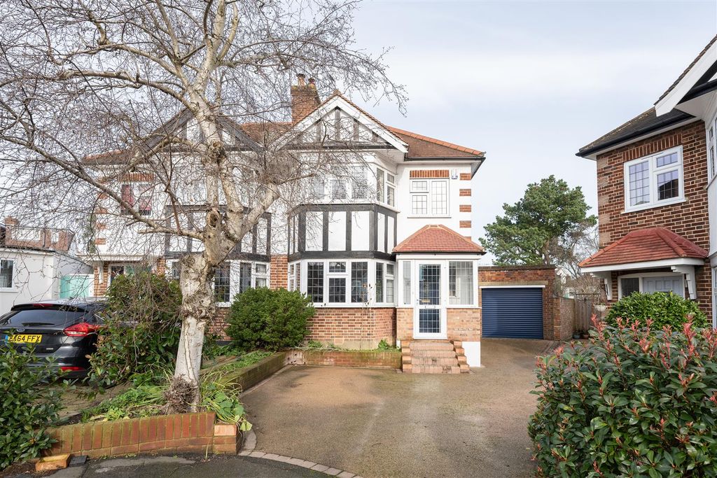 Property photo 1 of 31 Elmcroft Close E11