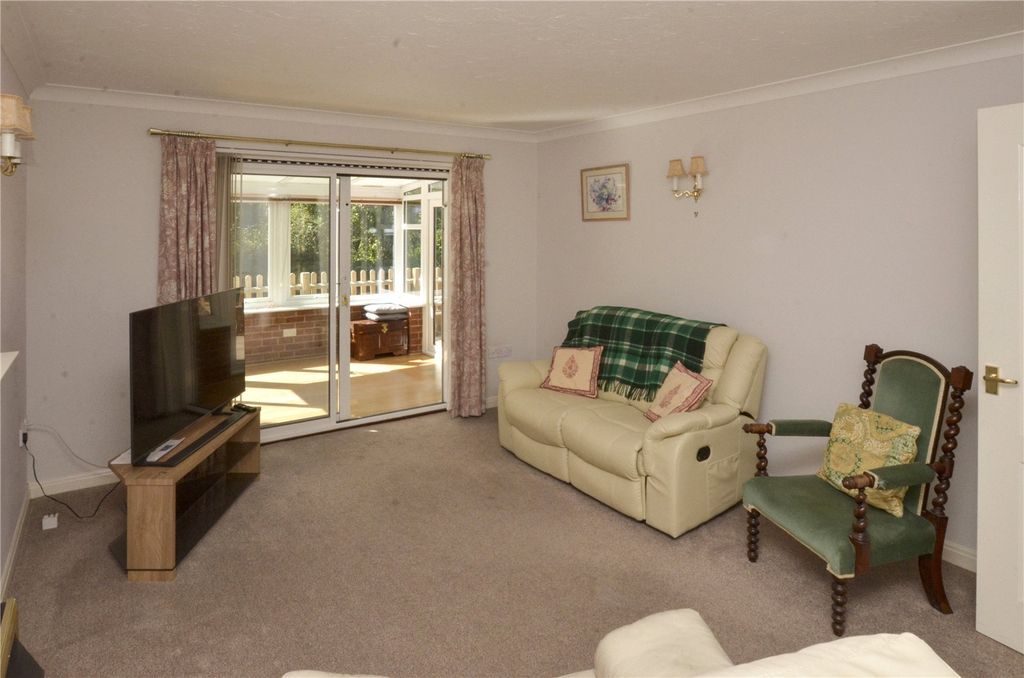 Property photo 2 of 18 Lounge