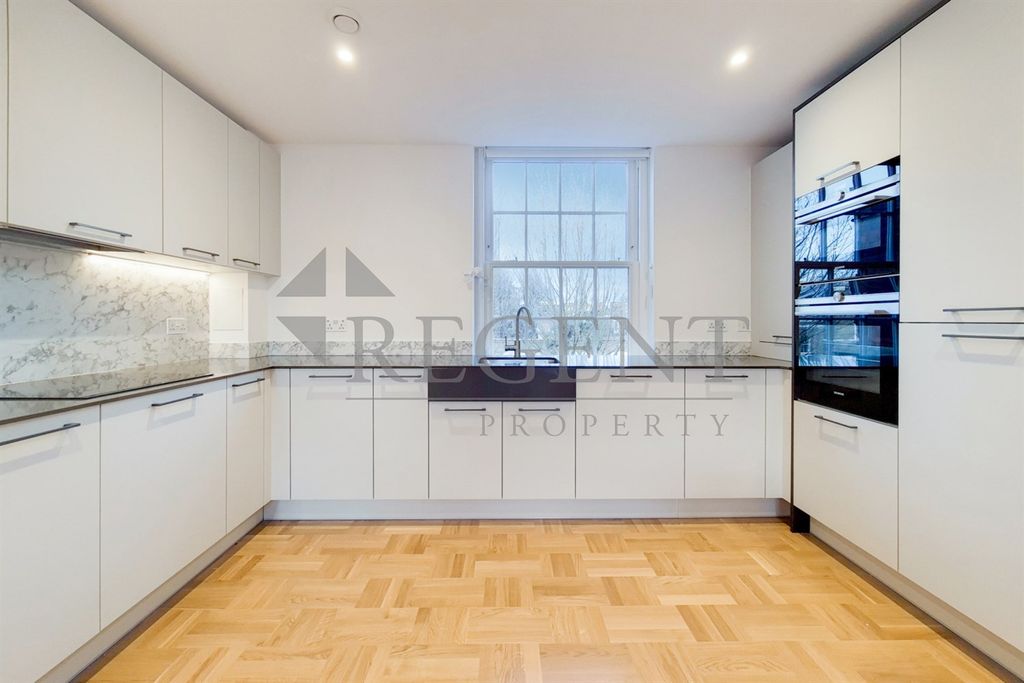 Property photo 3 of 10 Kitchen