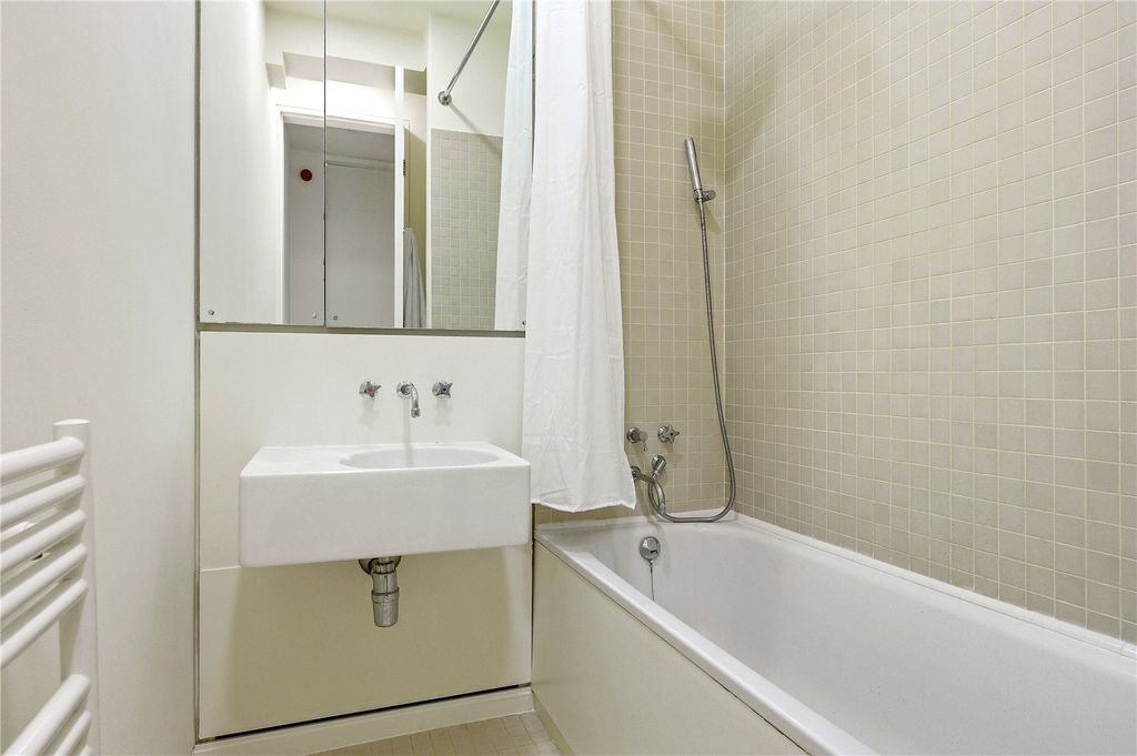 Property photo 2 of 23 Bathroom
