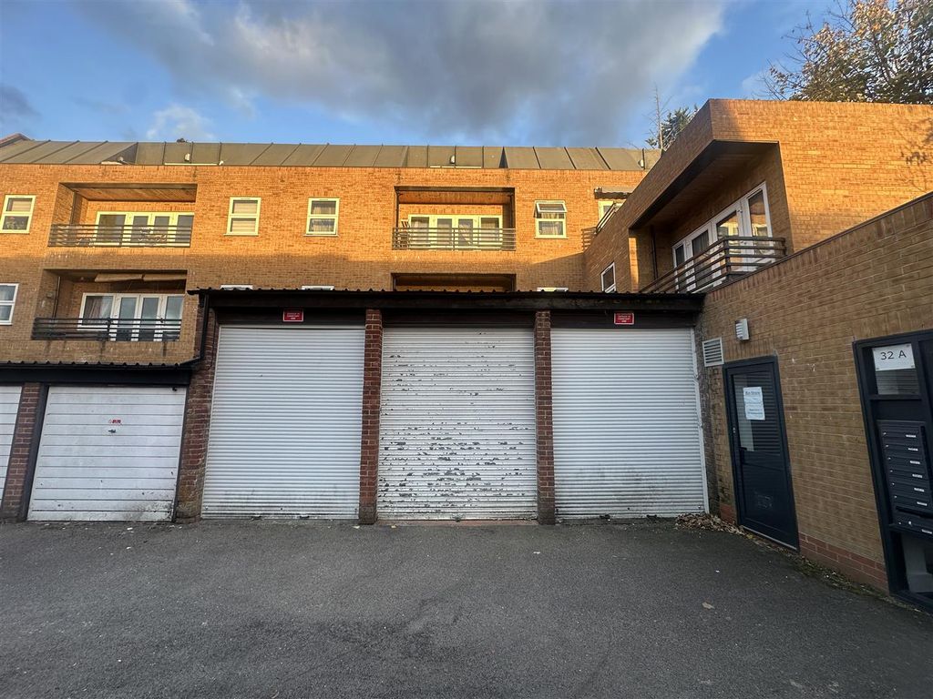 Property photo 3 of 5 Garage