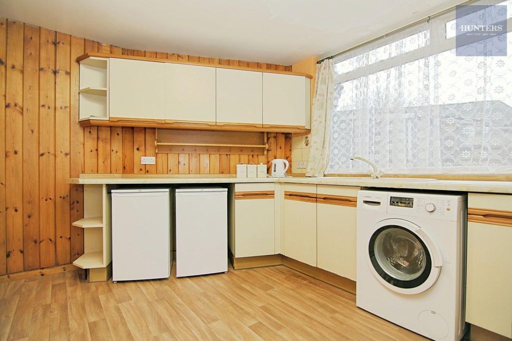 Property photo 3 of 21 Kitchen