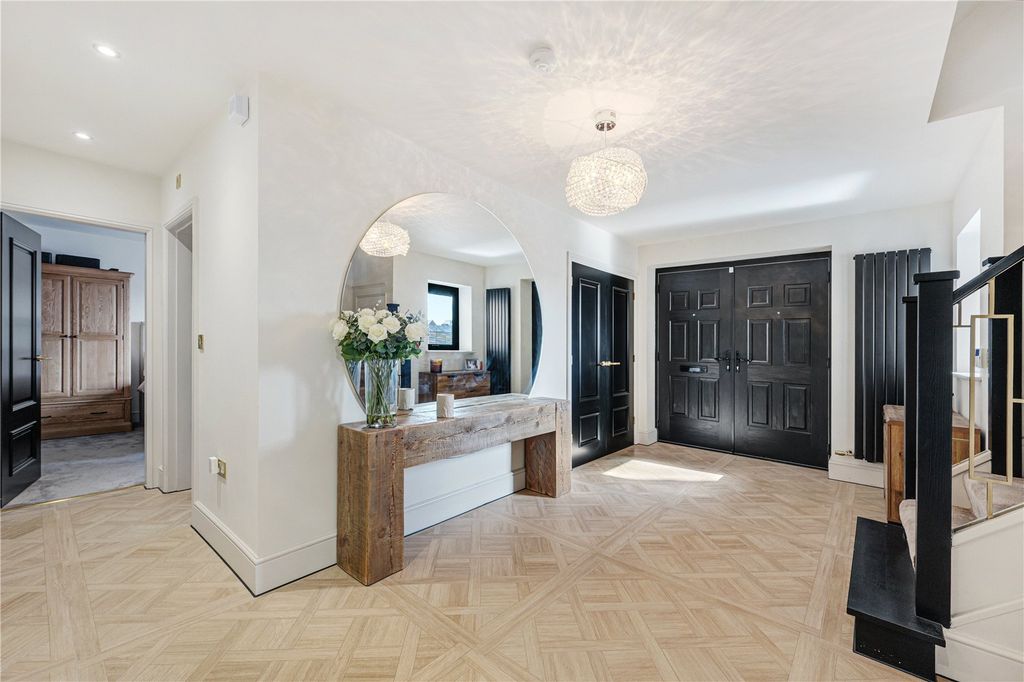 Property photo 2 of 31 Entrance Hall
