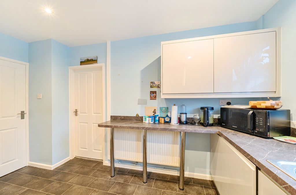 Property photo 3 of 19 Kitchen