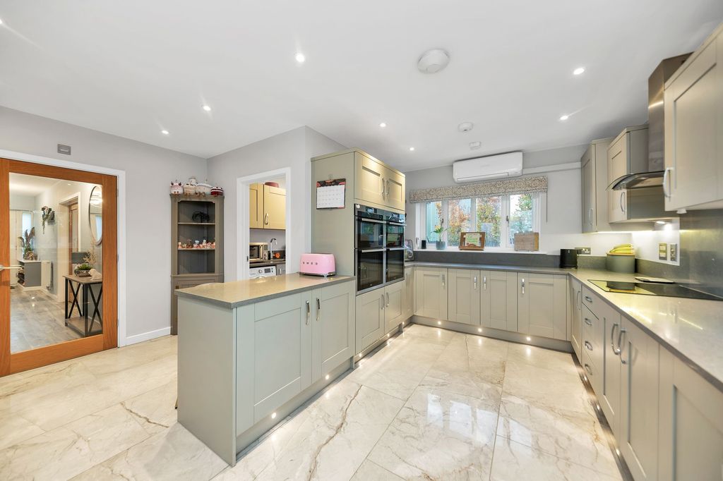 Property photo 2 of 28