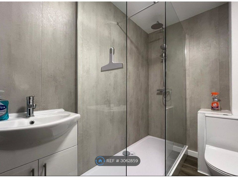 Property photo 3 of 7 Bathroom 1