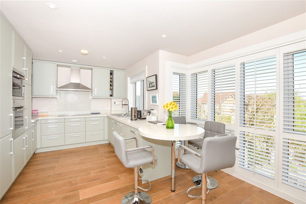 Property photo 3 of 20 Kitchen