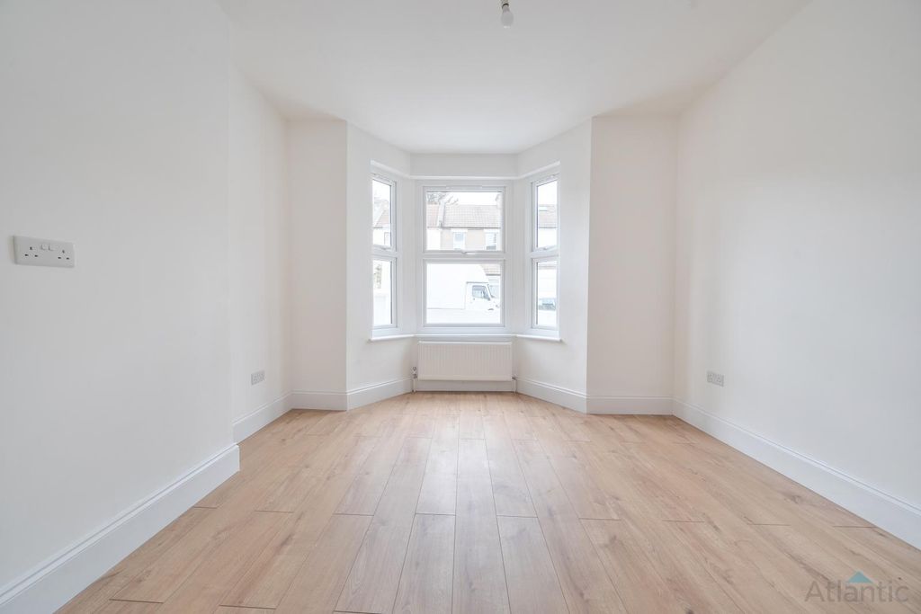 Property photo 3 of 11 Gallery