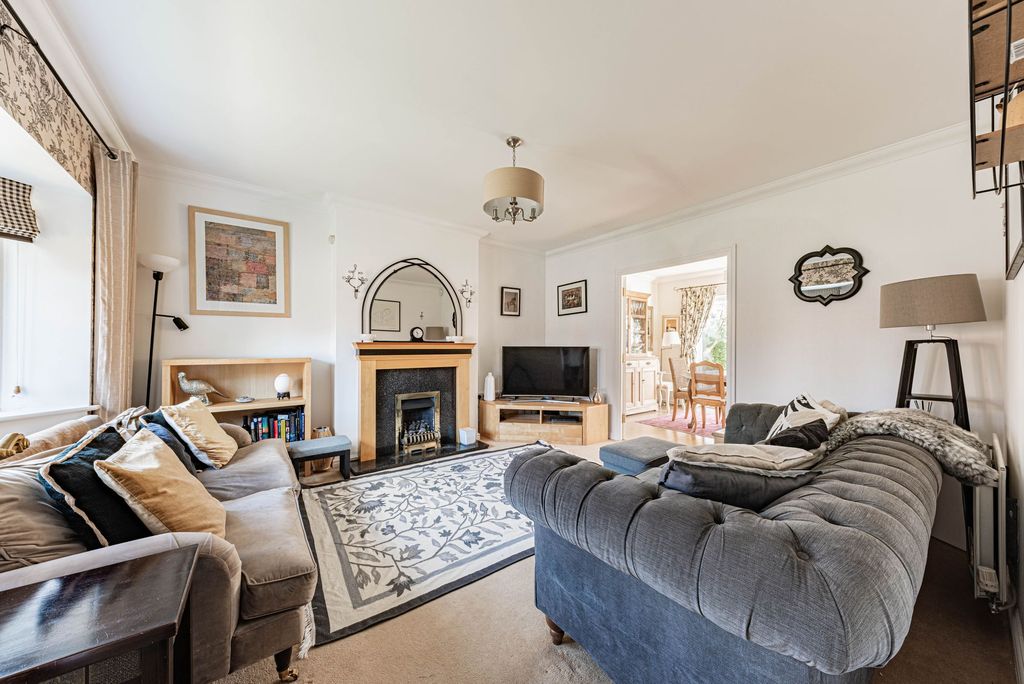 Property photo 2 of 39 Living Room (1)