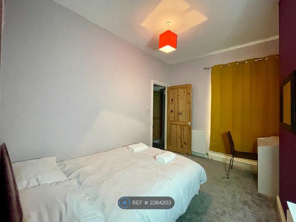 Property photo 3 of 16 Room 2: Large Double Bedroom