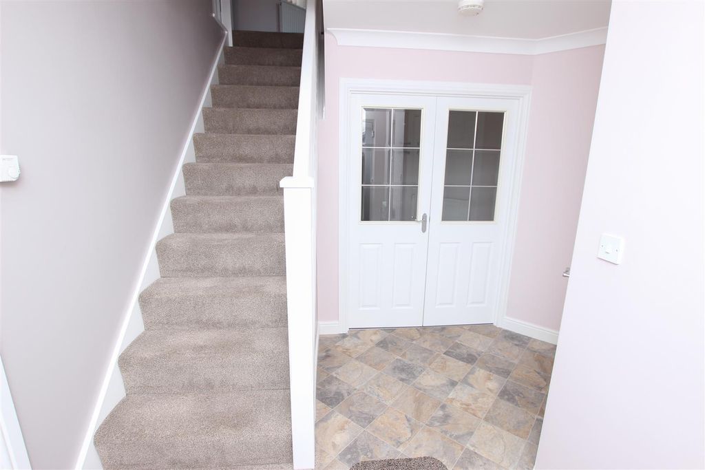 Property photo 2 of 22 Entrnace Hall