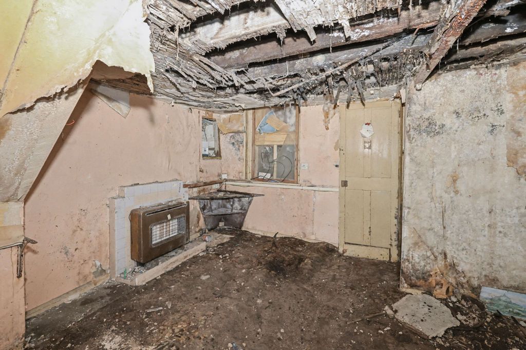 Property photo 2 of 13 9 New Cross Street, Margate, Kent, Ct9 1Eh
