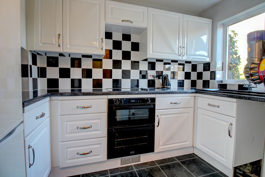 Property photo 3 of 14 Kitchen