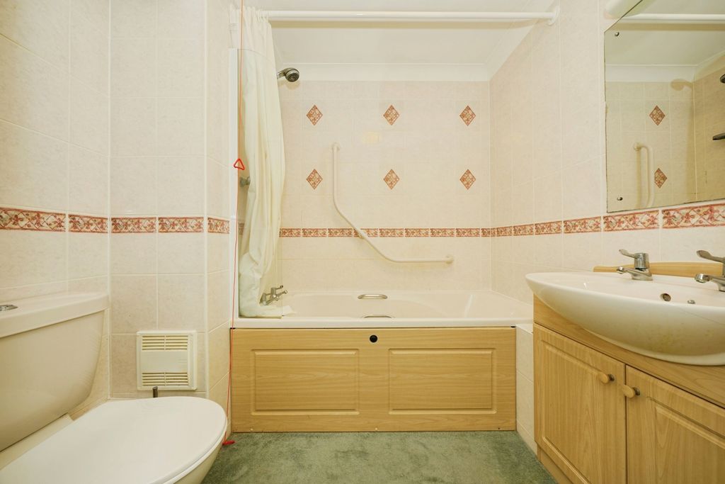 Property photo 3 of 19 Bathroom