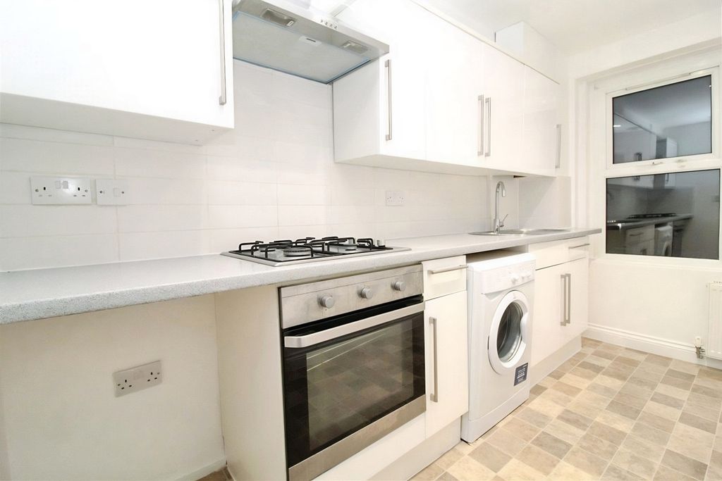 Property photo 3 of 7 Kitchen