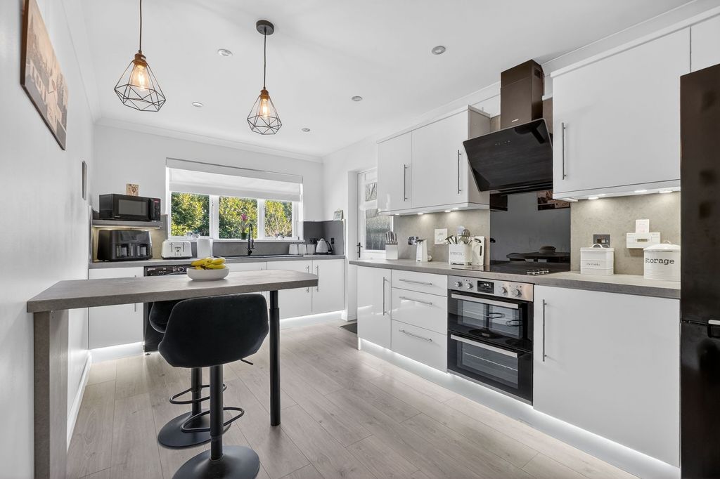 Property photo 2 of 32