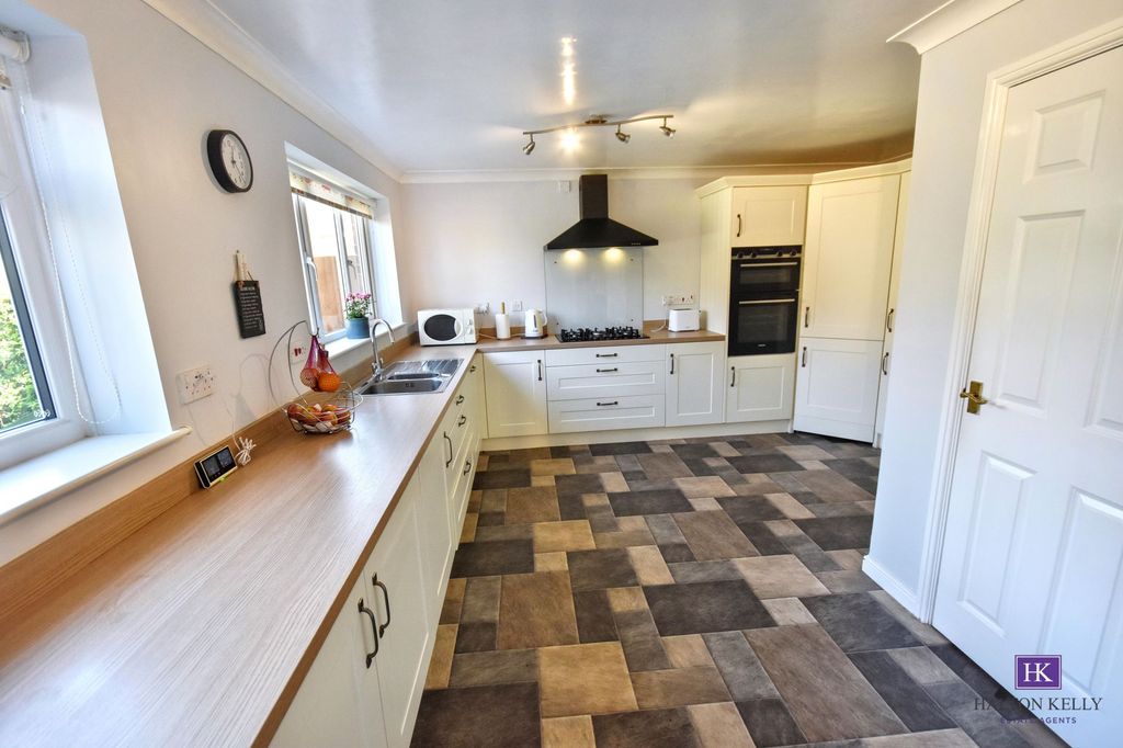 Property photo 2 of 33