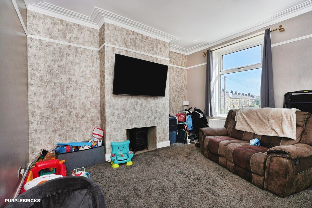 Property photo 3 of 22 Lounge