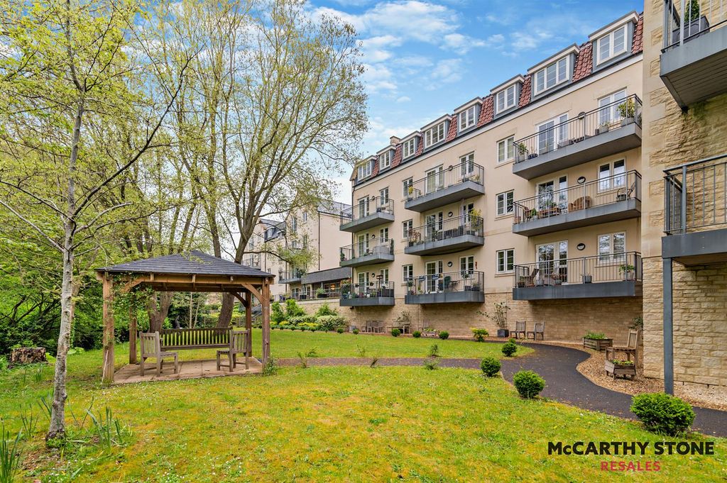 Property photo 1 of 20 Communal Gardens