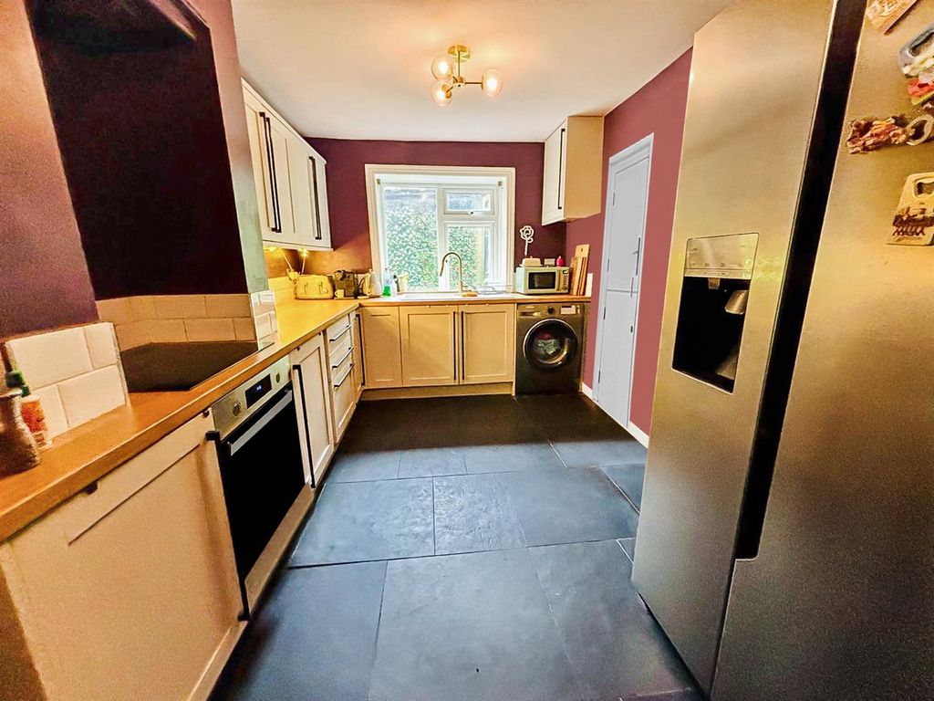 Property photo 3 of 15 Fitted Kitchen: