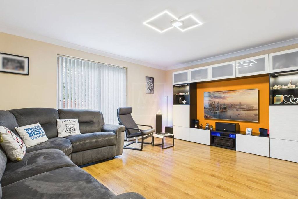 Property photo 2 of 18 Lounge