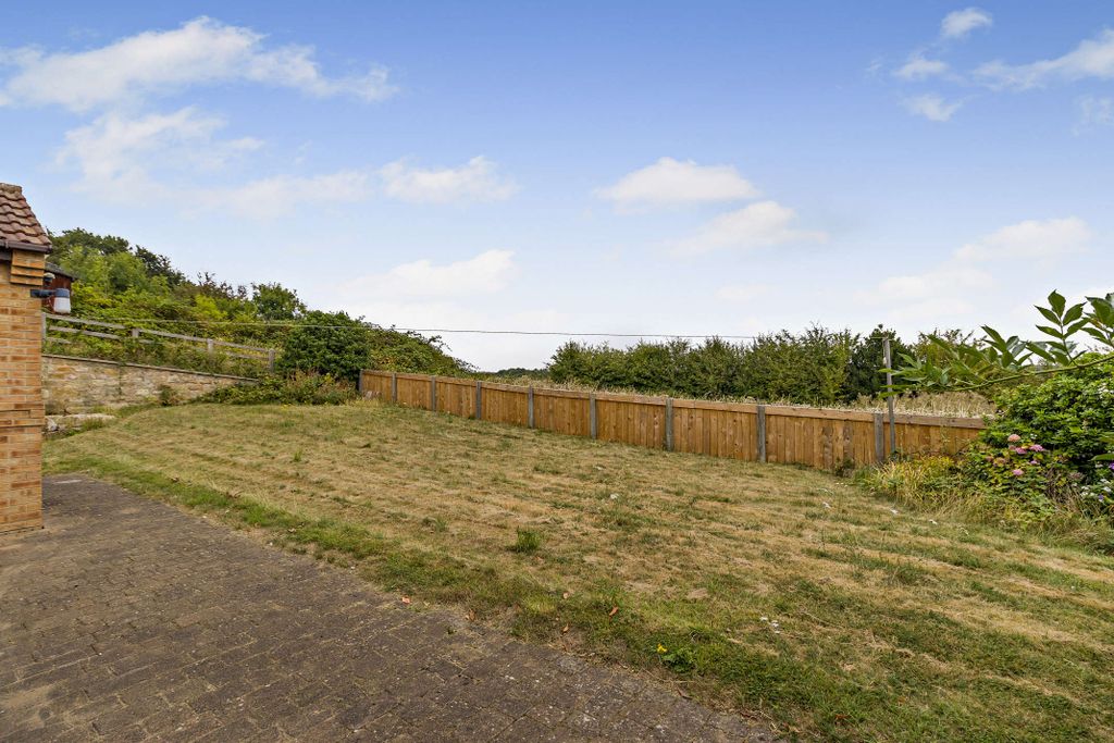 Property photo 3 of 14 8661220-Exterior04-800