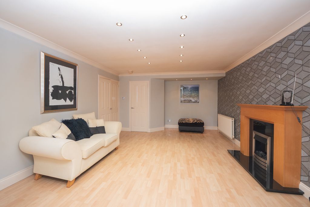 Property photo 2 of 15 Lounge