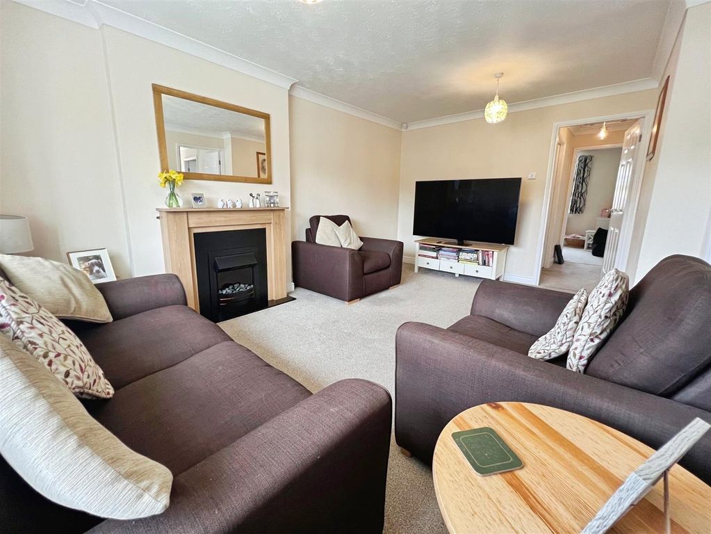 Property photo 3 of 21 Lounge