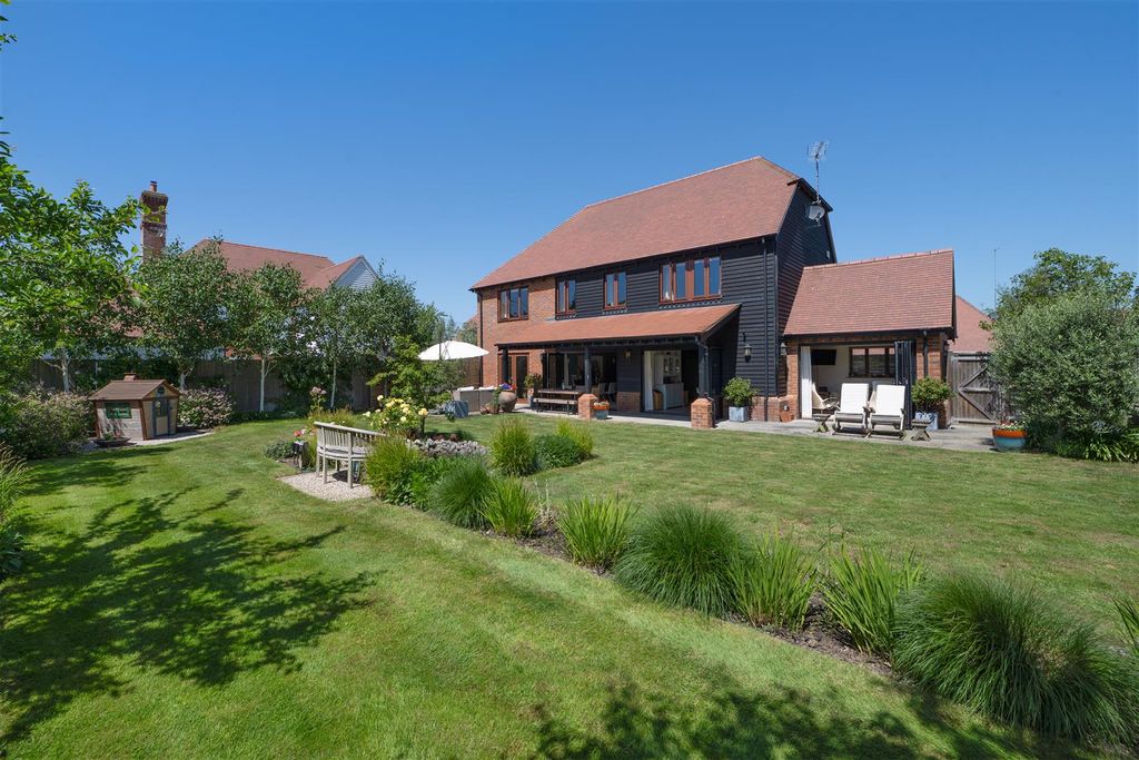 Property photo 2 of 28 Chestfield Farm Court, The Drove, Chestfield, Whit