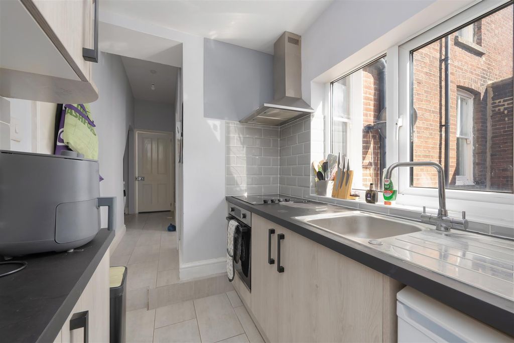 Property photo 3 of 12 Dover Street, Canterbury