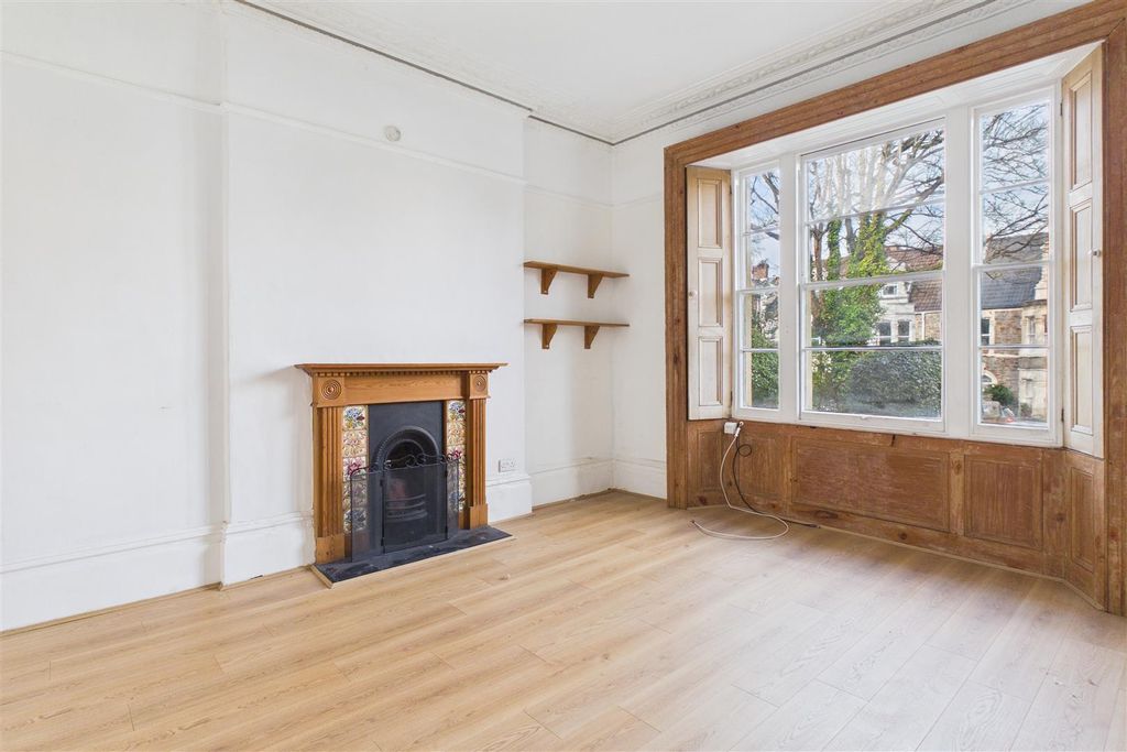 Property photo 2 of 7 Living .Jpg