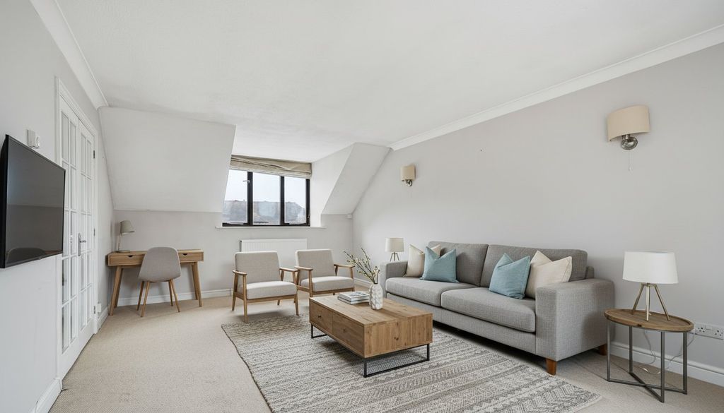 Property photo 2 of 10 Sitting/Dining Room