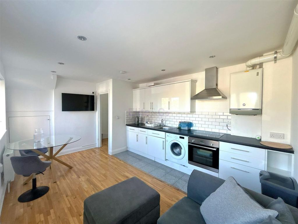 Property photo 3 of 13 Lounge/Kitchen