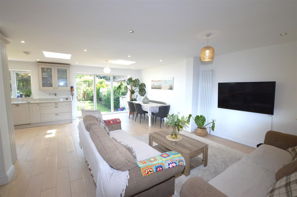 Property photo 2 of 17 92 St Stephns Road liv Din.Jpg
