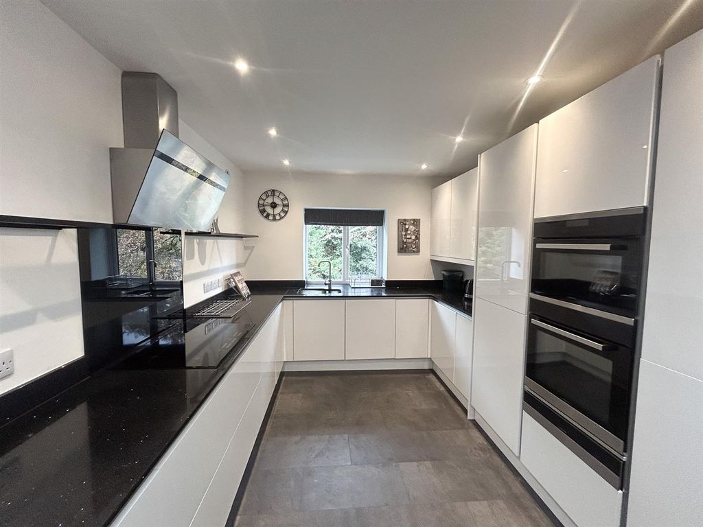 Property photo 2 of 7 Kitchen