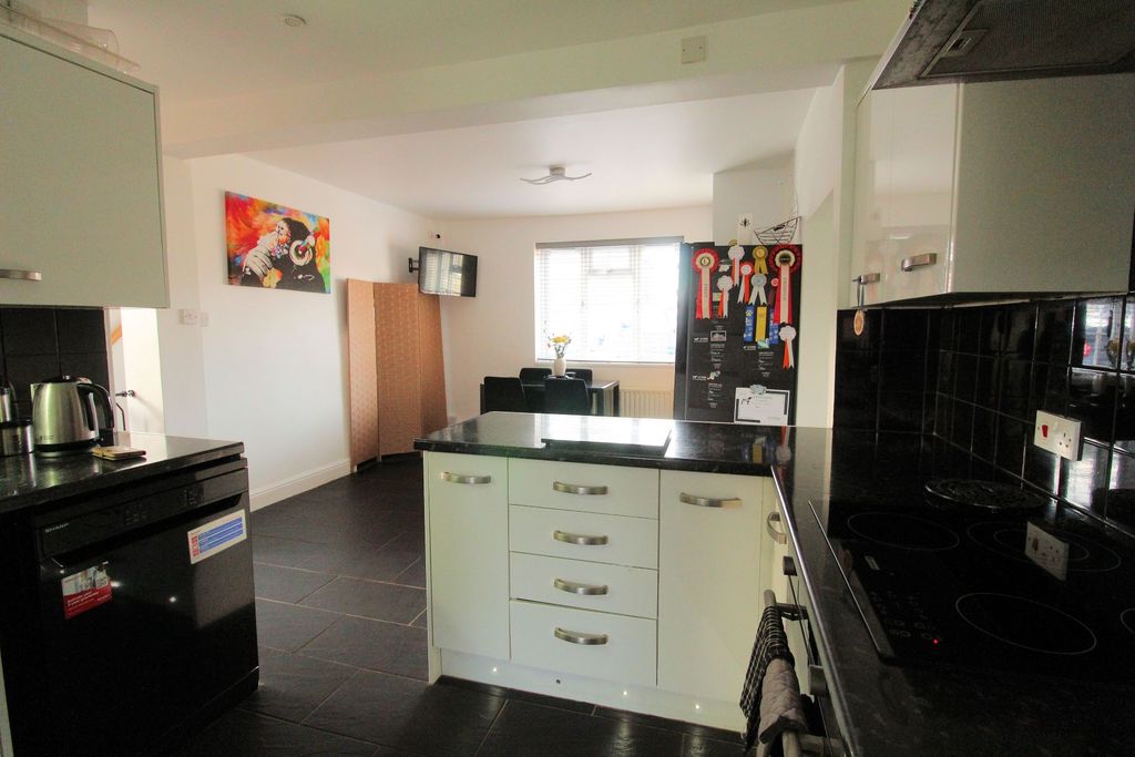 Property photo 2 of 14 Kitchen 2