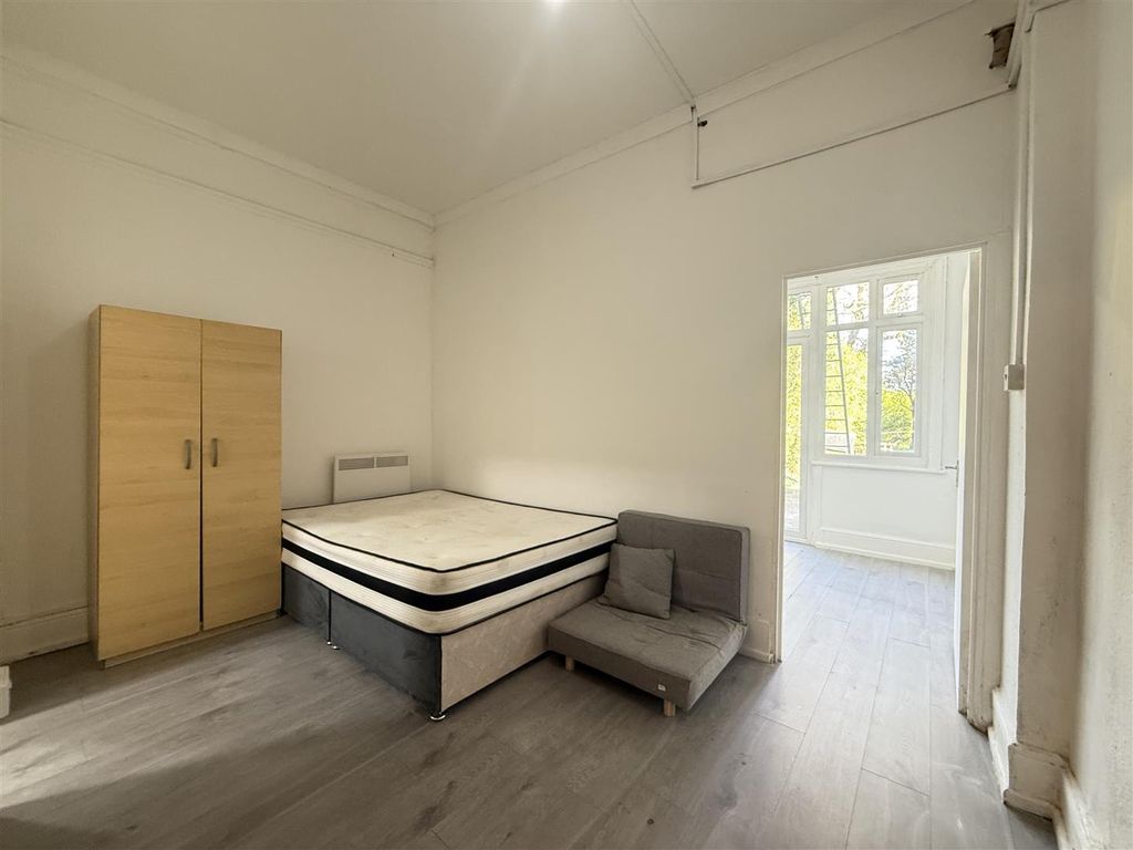 Property photo 2 of 10 Studio.Jpeg