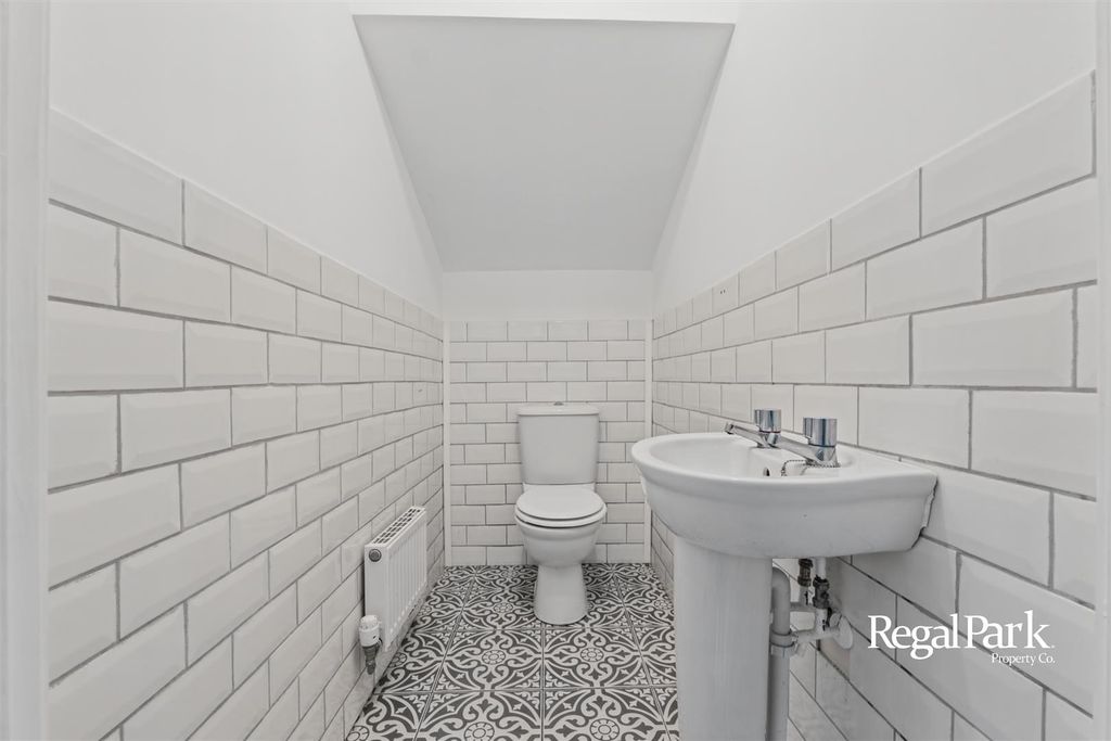 Property photo 3 of 20 Cloakroom