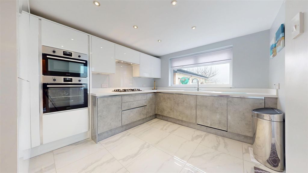 Property photo 3 of 42 Moss Bank Road - Kitchen