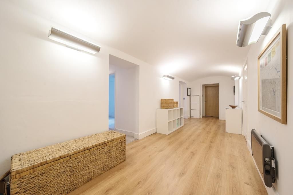 Property photo 3 of 21 Entrance Hall