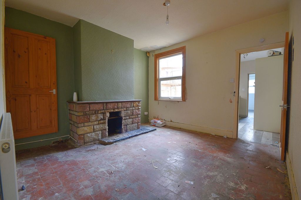 Property photo 3 of 12